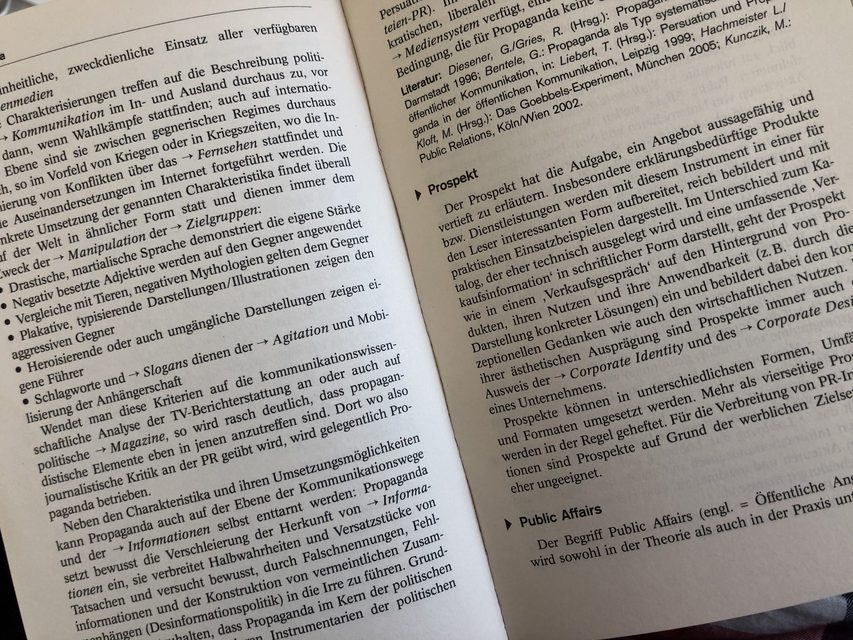 Sprachdschungel: Meine ersten Wochen im PR-Agenturalltag fühlten sich an wie Urlaub in einem fernen Land. Public Relations | PR | Agentur. Aufgeschlagenes Buch