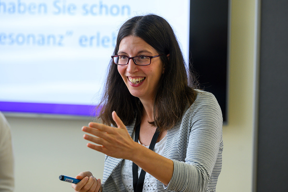 Jana Sefiert moderiert Kongress