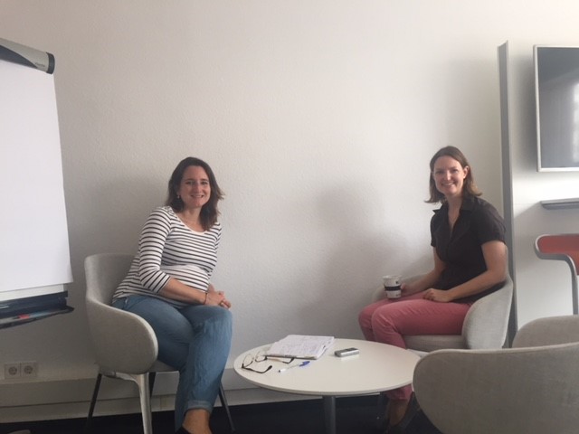 Die CommhAcademy vermittelt Firmenwissen. Kollegen berichten über ihre Erfahrungen mit bestimmten Arbeitsfeldern oder Kundenprojekten.