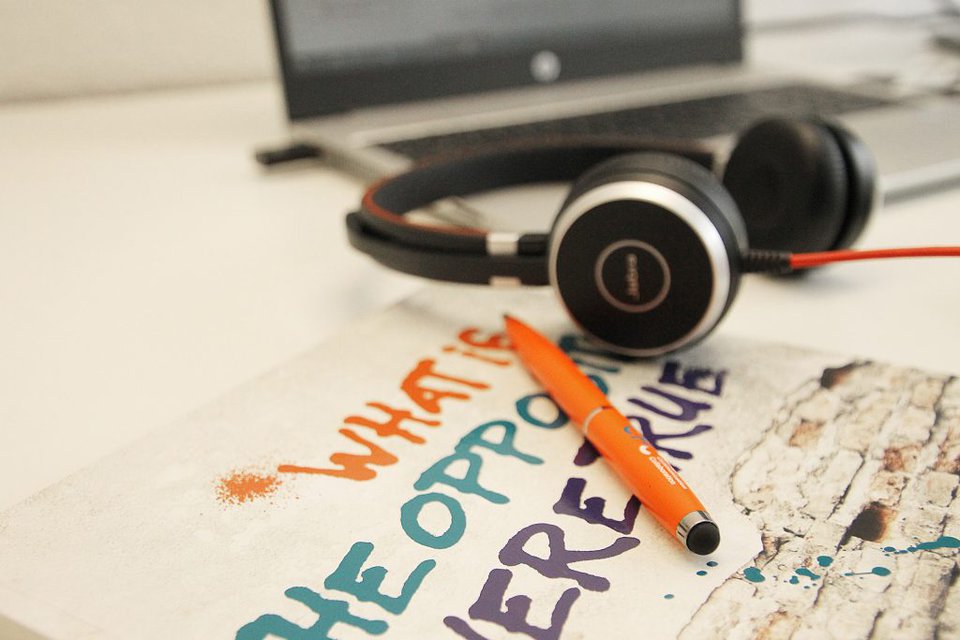 Wie gelingt ein richtig guter Corporate Podcast für die interne Unternehmenskommunikation? Kann jeder podcasten? Und was braucht man dafür?