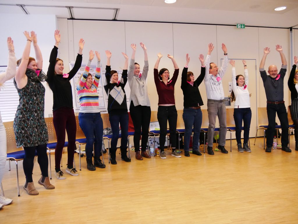 Methoden aus dem Improtheater helfen spielerisch Team- und Führungsrollen reflektieren zu können und Zusammenarbeit neu zu gestalten.