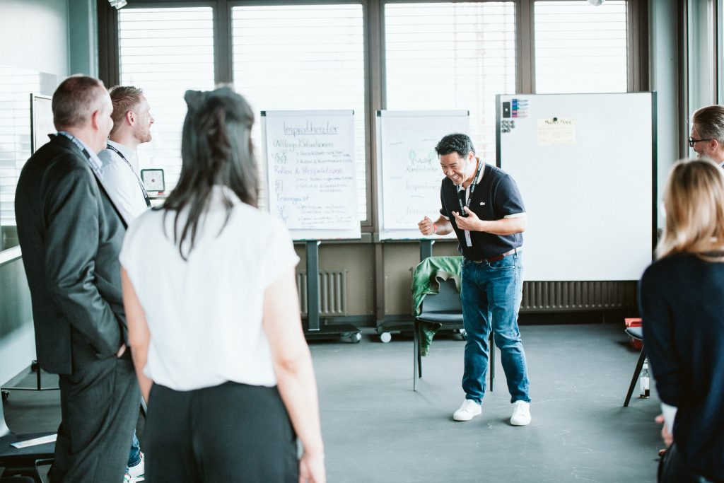 Methoden aus dem Improtheater helfen spielerisch Team- und Führungsrollen reflektieren zu können und Zusammenarbeit neu zu gestalten.