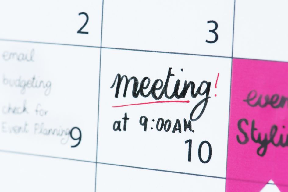 Müssen es wirklich so viele Meetings sein? Die 7-Punkte-Checkliste für den Meetingputz. Meetings reduzieren und mehr Zeit für Sinnvolles haben.