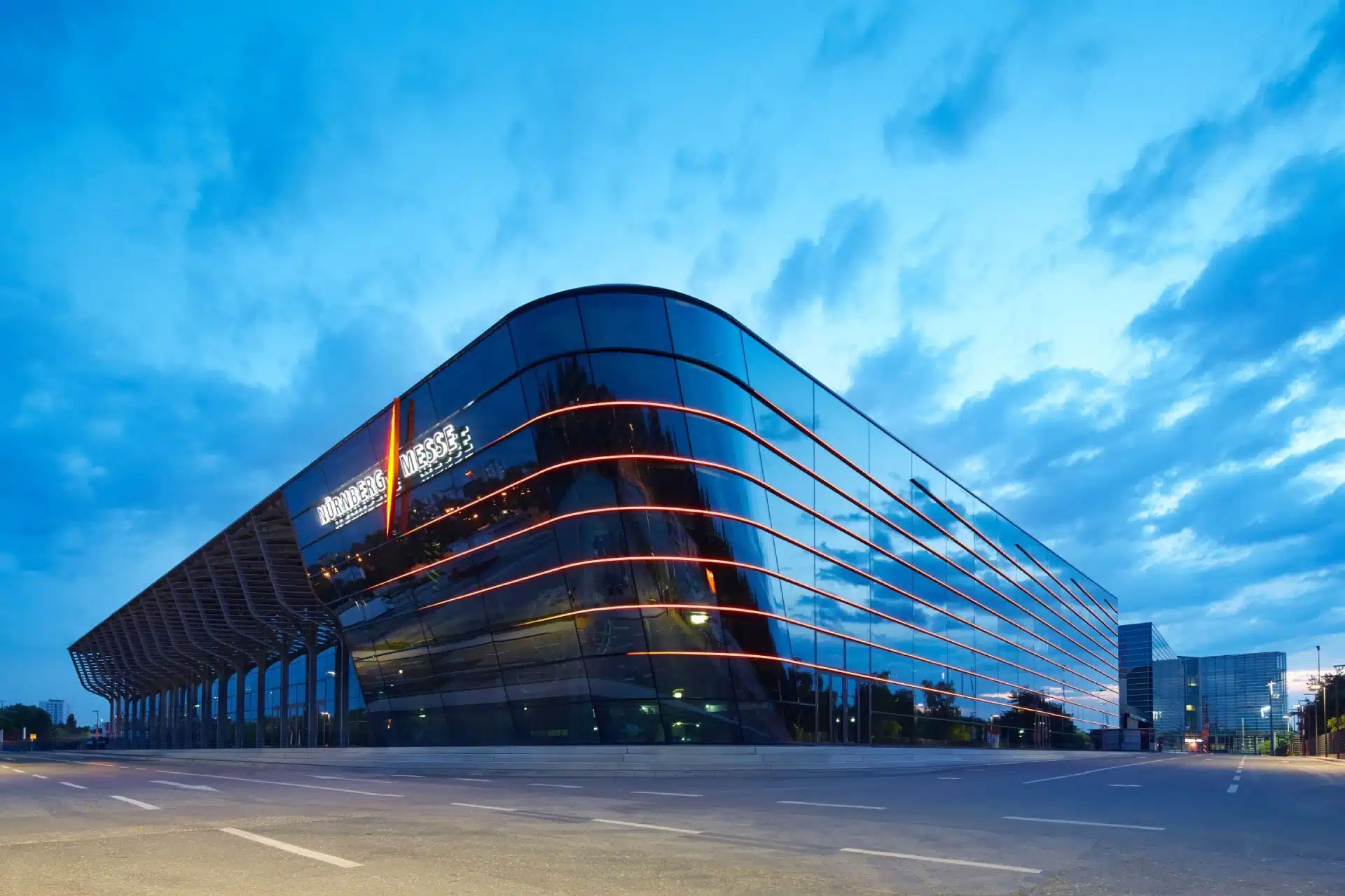 Mit LED-Beleuchtung ist die neue Halle 3A der NuernbergMesse auch nachts ein Hingucker.